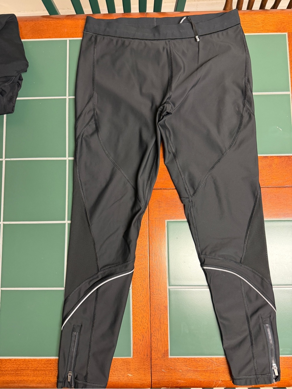 Victoria Sport Black Leggings with Back Zip Pocket size Large - Picture 2 of 11